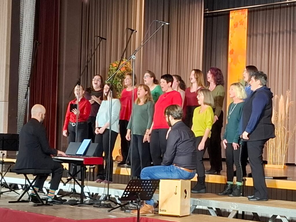 Mitglieder des Frauenchors singend auf der Bühne